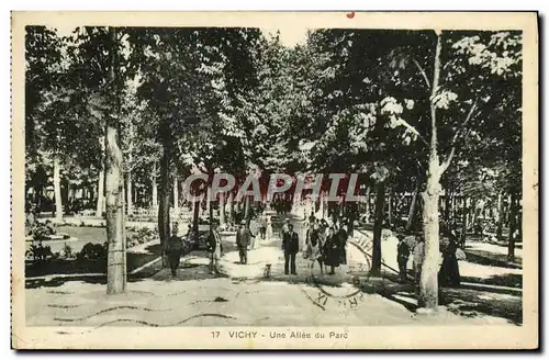 Cartes postales Vichy Une Allee du Parc