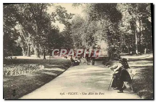 Cartes postales Vichy Une Allee du Parc