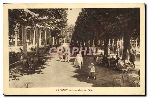 Ansichtskarte AK Vichy une allee du parc