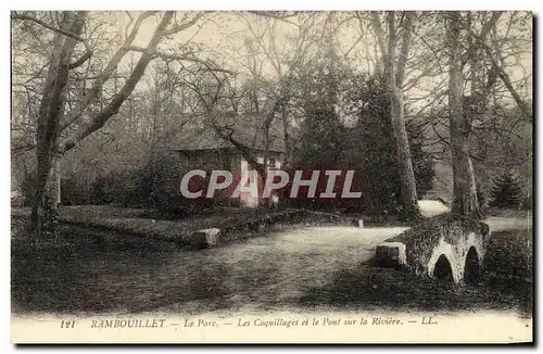 Cartes postales Rambouillet Le Parc Les Coquillages et le pont sur la riviere