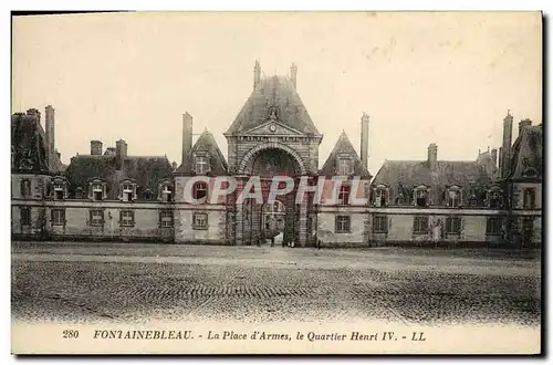 Ansichtskarte AK Fontainebleau La Place d&#39Armes Le quartier Henri IV