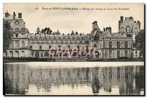 Cartes postales Palais De Fontainebleau Etang Aux Carpes Et Cour Des Fontaines