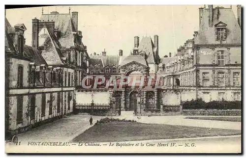 Ansichtskarte AK Fontainebleau Le Chateau Le Baptistere Et La Cour Henri IV