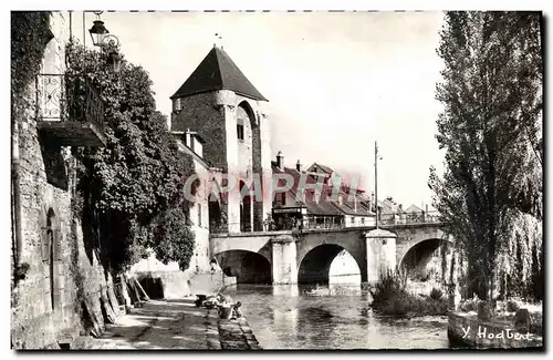 Cartes postales moderne Moret sur Loing Le petit quai sur le Loing Les anciennes fortifications et la porte de Bourgogne