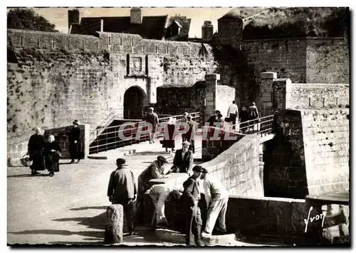 Cartes postales moderne Concarneau Entree De La Ville Close Folklore