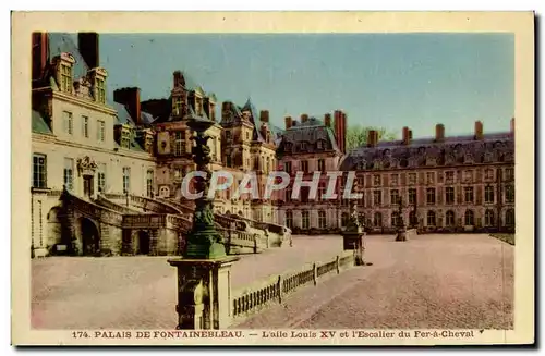 Ansichtskarte AK Palais De Fontainebleau L&#39Aile Louis Et l&#39Escalier Du Fer A Cheval