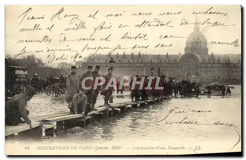 Ansichtskarte AK Inondations De Paris Construction d&#39Une Passerelle Invalides Genie