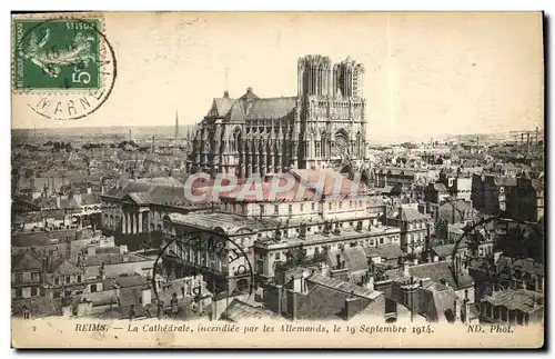 Cartes postales Reims La Cathedrale Incendiee Par Les Allemands L