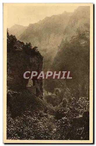 Cartes postales Gorges Du Tarn Route creusee dans le Roc a la Hauteur des detroits