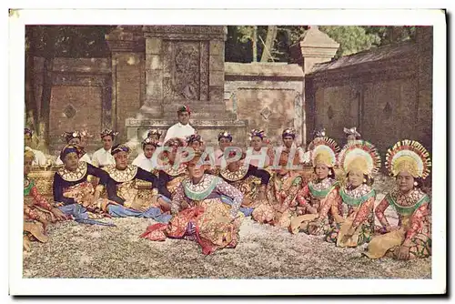 Cartes postales moderne Indonesie Un groupe de danseuses avec le maitre de danse dag au milieu d&#39eux Folklore