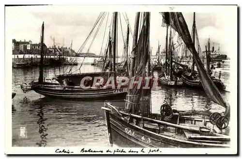 Cartes postales Calais Bateaux de peche dans le port