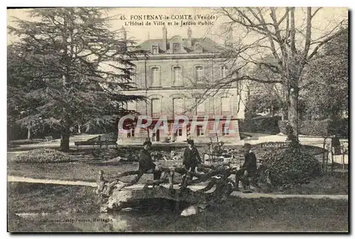 Cartes postales Fontenay le Comte L'Hotel de Ville et le Jardin public Enfants