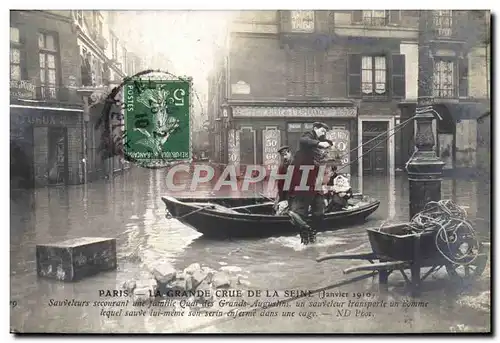 Cartes postales Paris La Grande Crue De la Seine Sauveteurs sauvant une famille Quai des Grands Augustins