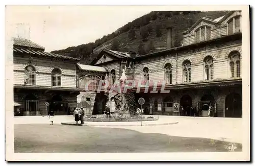 Cartes postales moderne Le Mont Dore La Place et L&#39Etablissement Thermal