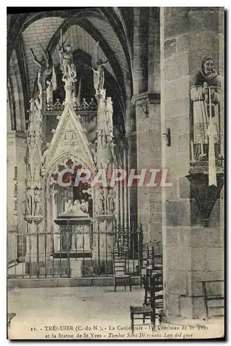 Ansichtskarte AK Treguier La Cathedrale Le tombeau de St Yves et la statue de St Yves