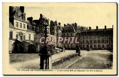 Ansichtskarte AK Palais De Fontainebleau L&#39Aile Louis XVet l&#39escalier du fer a cheval