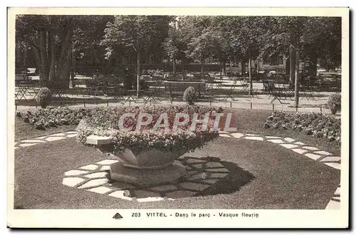 Ansichtskarte AK Vittel Dans Le Parc Vasque Fleurie