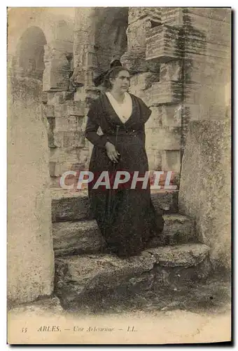 Cartes postales Arles Une Arlesienne Femme Folklore