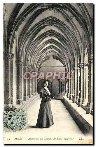 Cartes postales Arles Arlesienne au Couvent de Saint Trophime Folklore Femme