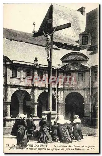 Ansichtskarte AK Sainte Anne D&#39Auray Le Calvaire du Cloitre Les jeunes filles desirant se marier piquent des e