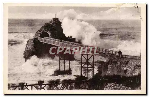 Ansichtskarte AK Biarritz La Tempete au Rocher de la Vierge