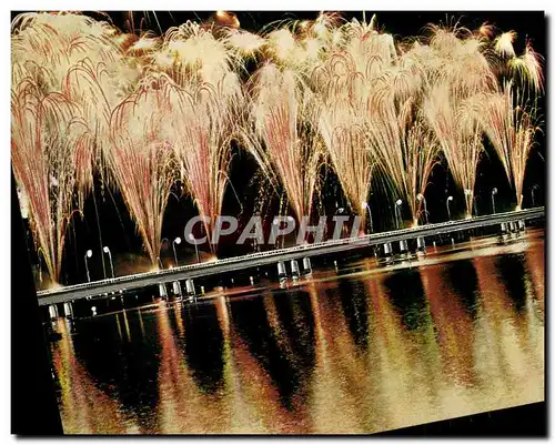 Cartes postales moderne Bordeaux Feu d'artifice sur le nouveau Pont Saint Jean