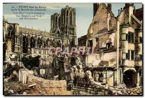 Cartes postales Reims Dans Les Ruines Apres La Retraite Des Allemandes Cour Chapitre Et La Cathedrale Militaria