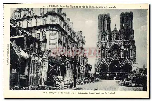 Ansichtskarte AK Reims La Cathedrale dans les ruines Rue Libergier et la cathedrale Militaria