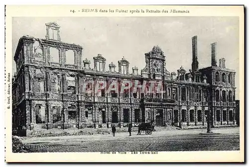 Cartes postales Reims Dans Les Ruines Apres La Retraite Des Allemands Hotel De Ville Militaria