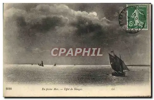 Cartes postales En Pleine Mer Effet de Nuages Bateau