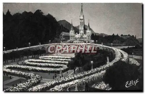 Cartes postales Lourdes La basilique illuminee et la procession aux flambeaux