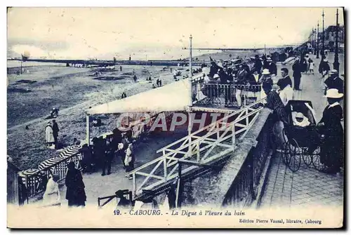 Cartes postales Cabourg La Digue A I'heure Du Bain