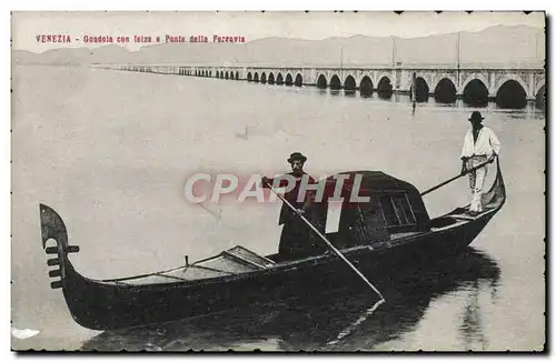 Ansichtskarte AK Venezia Gondola con feize e Ponte della Perrovia