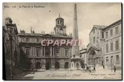Cartes postales Arles La Place de la Republique
