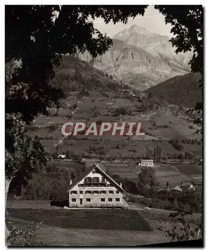 Ansichtskarte AK Allos Hotel Le Montagnard Au Fond Le Mont Pelat