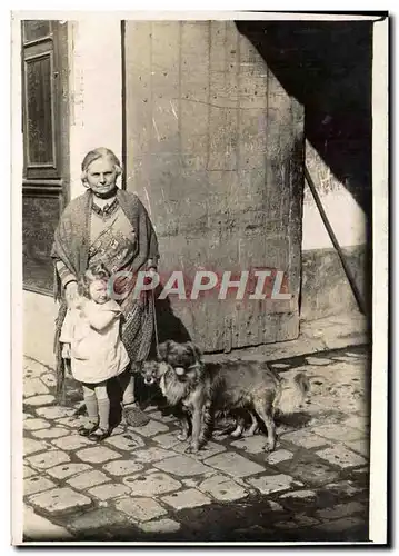 CARTE PHOTO Grand mere Enfant et cheins