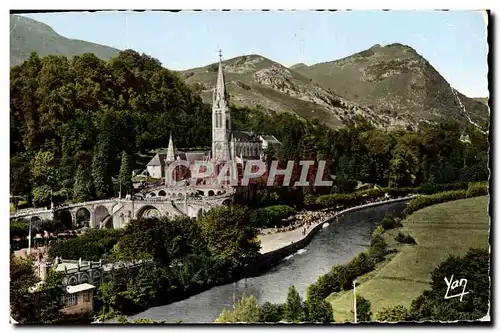 Cartes postales moderne Lourdes La Basilique Et Le Gave