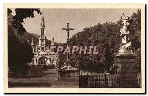 Cartes postales Lourdes La Basilique Et l&#39Esplanade