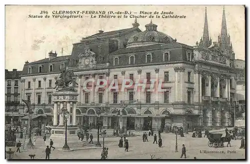 Cartes postales Clermont Ferrand Place de Jaude Statue De Vercingetorix Le theatre et le clocher de la cathedral