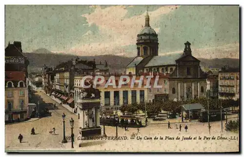 Cartes postales Clermont Ferrand Un Coin de le Place de Jaude et le Puy de Dome