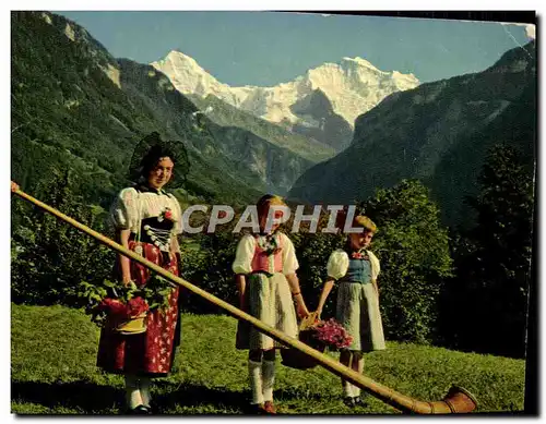 Cartes postales moderne Alphornblaser Mit Trachtengruppe Monch Und Jungfrau Folklore