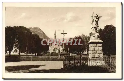 Ansichtskarte AK Lourdes St Michel La croix des Bretons et la basilique