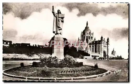 Cartes postales moderne Lisieux statue de Sainte Therese et la Basilique