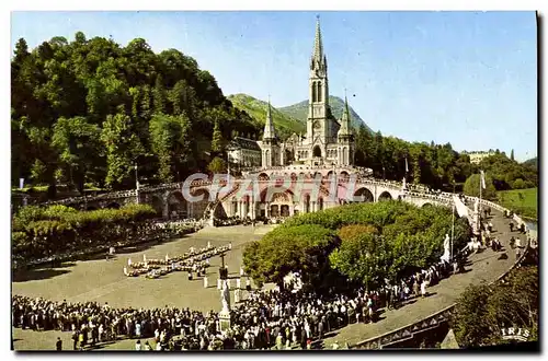 Cartes postales moderne Lourdes Les Malades assistant au Chemin de Croix