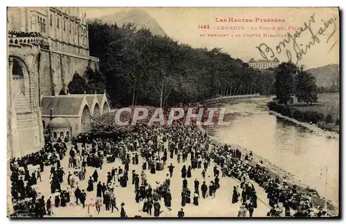 Cartes postales Lourdes La foule des pelerins se rendant a la grotte miraculeuse