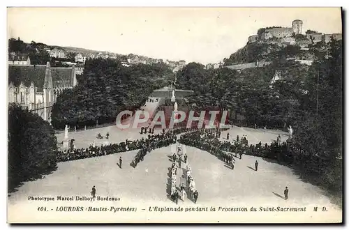 Ansichtskarte AK Lourdes L&#39esplanade pendant la procession du Saint Sacrement