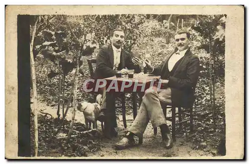 CARTE PHOTO Hommes buvant le cafe Chien