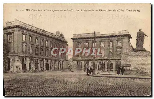 Cartes postales Reims dans les ruines apres la retraite des allemands Place Royale Militaria