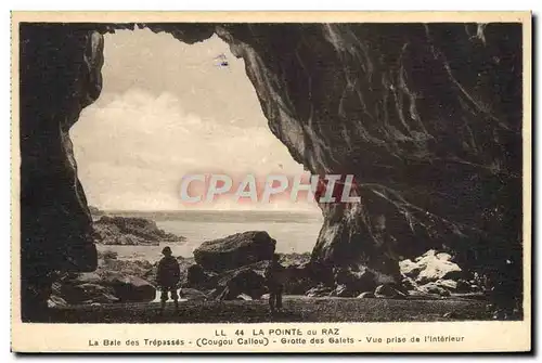 Cartes postales Pointe Du Raz La Baie des Trepasses Grotte des galets Vue prise de l'interieur