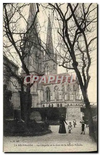 Cartes postales La Delivrande La Chapelle et La Cour De La Sainte Famille Femme Enfants